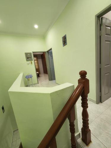 怡保Galaxy Guest Home by Ipoh Maju Stay的楼梯间房子的楼梯