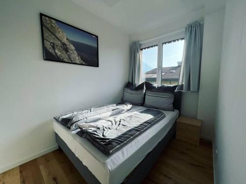 修尔Bergpanorama Lodge — Alpenidylle的一张位于带大窗户的房间内的床铺