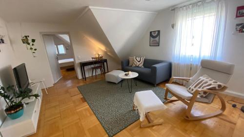 克拉根福Wohnung am Spitalberg的客厅配有沙发和椅子
