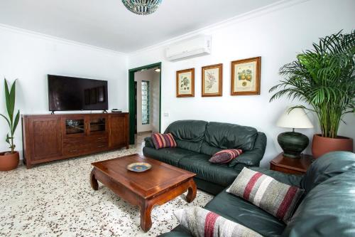 卡拉费尔Newly furnished cozy house next to the beach的带沙发和电视的客厅