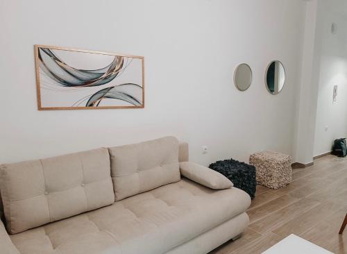 卡尔季察Iliana's apartment的客厅配有沙发和墙上的绘画