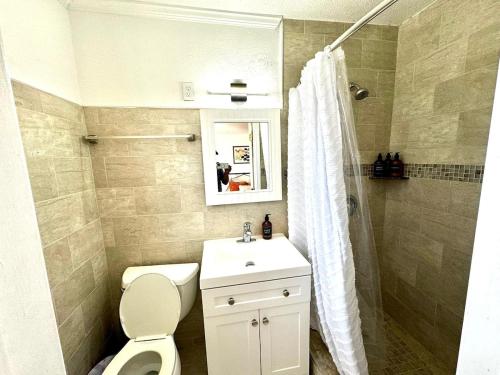 克利尔沃特2q Suite Apt W Shared Pool - 08的浴室配有卫生间、盥洗盆和淋浴。