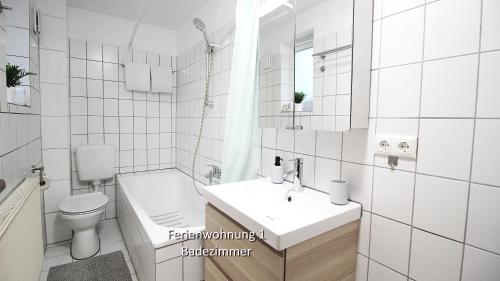 维尔茨堡3 Zimmerwohnung in Würzburg nähe Uniklinik, free parking的白色的浴室设有水槽和卫生间。