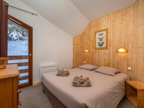 阿沃里亚兹Chalet Avoriaz, 5 pièces, 10 personnes - FR-1-314-193的一间卧室,床上放着两只动物