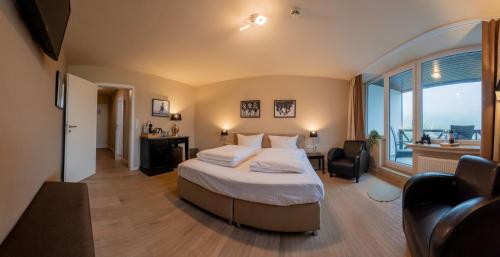 温特贝格Landhotel Flora & Fauna的一间卧室设有一张床和一个大窗户
