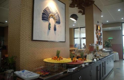 马瑙斯Hotel Tropical Executive Flat 918的餐厅的自助餐点,食物
