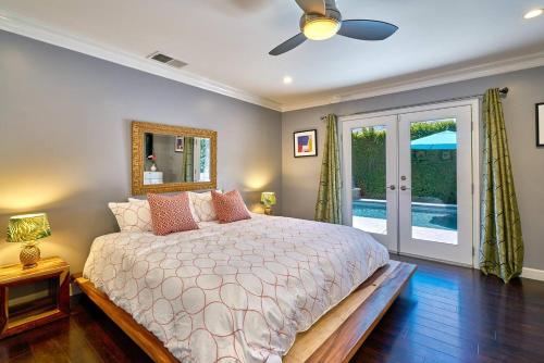棕榈泉Pineapple Splash! Complete Privacy! Salt Pool!的一间卧室配有一张床和吊扇