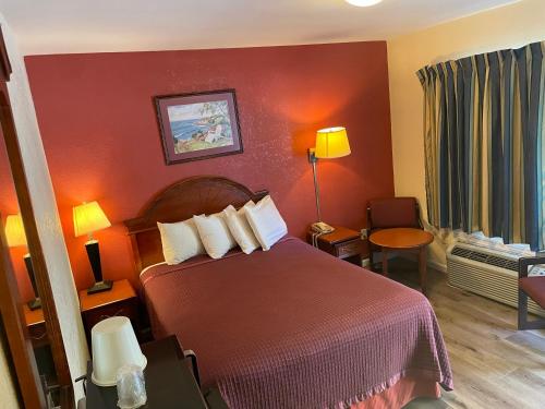 陶森快捷酒店的配有一张床和一把椅子的酒店客房