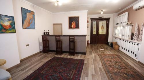 巴库Nemi Museum Hotel Baku的一间客厅,地板上铺有地毯