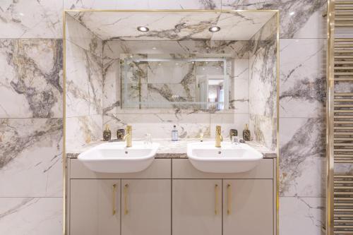 基尔基尔奇洛莫瑞阿姆斯酒店的浴室设有2个水槽和镜子