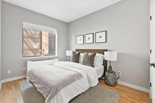 纽约Top Notch 2BR Suite Minutes to Central Park的白色的卧室设有一张大床和一个窗户