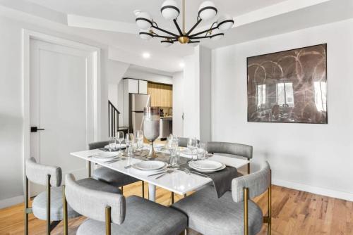 纽约3BR Penthouse with Massive Private Rooftop的一间配备有白色桌椅的用餐室