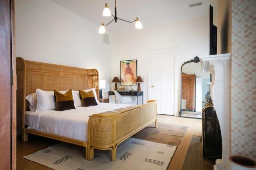 华盛顿斯旺之家住宿加早餐旅馆的一间卧室配有一张带黄色枕头的大床