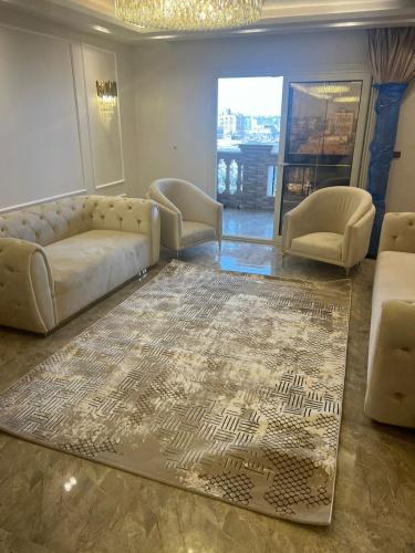 开罗Luxury MinaS partment的客厅配有沙发、两把椅子和地毯