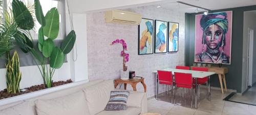 布宜诺斯艾利斯Valentin Gomez 3191的客厅配有白色沙发和红色椅子