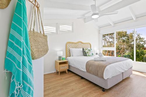 文森提亚Sunrise Point Beach House by Experience Jervis Bay的一间卧室设有一张床和一个窗口