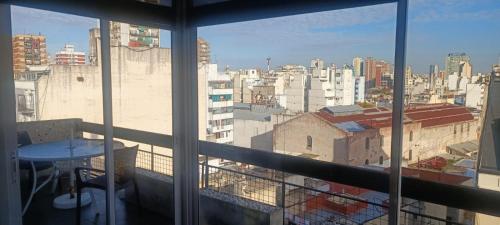 布宜诺斯艾利斯Valentin Gomez 3191的从窗户可欣赏到城市天际线的景色