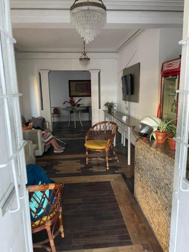 卡鲁阿鲁Pousada Palace Hotel的带沙发的客厅和用餐室