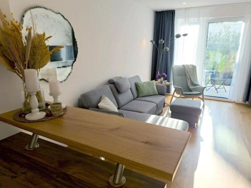 巴特莱辛哈尔Ferienwohnung Schwan的客厅配有沙发和桌子