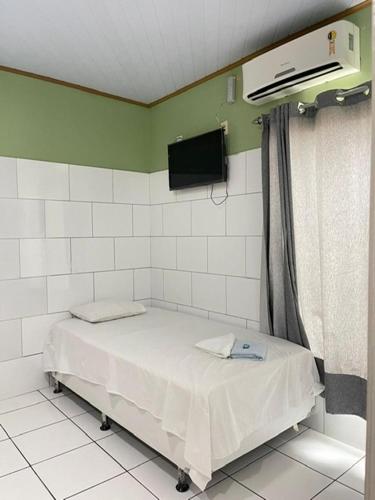 贝伦Hotel Sorriso的一间医院间,配有床和电视