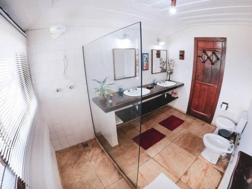 布希奥斯Casa Vista Espetacular de Búzios的一间带卫生间、水槽和镜子的浴室