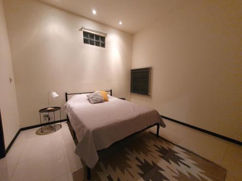 里约热内卢Departamento en brasil的一间卧室设有一张床和一个小窗口