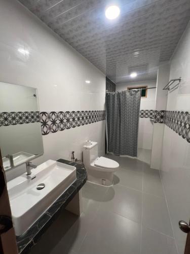 图杜Rihiveli Residence Thoddoo的白色的浴室设有水槽和卫生间。