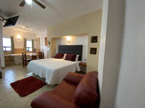 多洛雷斯-伊达尔戈Hotel El Relicario的一间卧室配有一张床和一张沙发