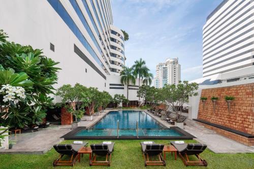 曼谷曼谷 JW 万豪酒店的一座建筑物中央的游泳池