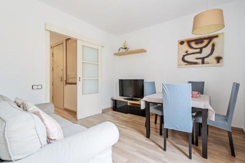 巴塞罗那Sagrada Familia Avenida Gaudi Views&cozy Lounge的客厅配有白色的沙发和桌子