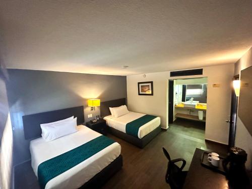 奥夫雷贡城InHouse Obregón的酒店客房带两张床和一间浴室