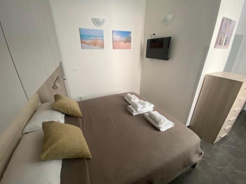 雷焦卡拉布里亚Little House的一间卧室配有一张床,上面有两条毛巾