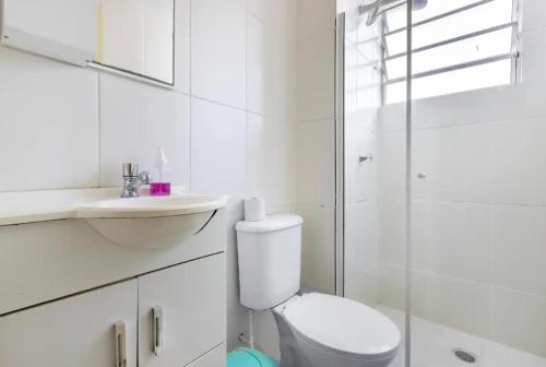 陶巴特AP 3Q Suíte Wi-Fi Garag prox Shopping的浴室配有卫生间、盥洗盆和淋浴。