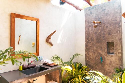 El Paredón Buena VistaKa´ana Surf的一间带水槽和淋浴的浴室