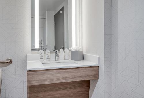 费德勒尔韦Staybridge Suites Federal Way - Seattle South , an IHG Hotel的浴室设有白色水槽和镜子