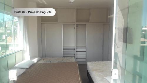 卡波布里奥Praia do Foguete - Aluguel Econômico的一间小卧室,配有床和窗户