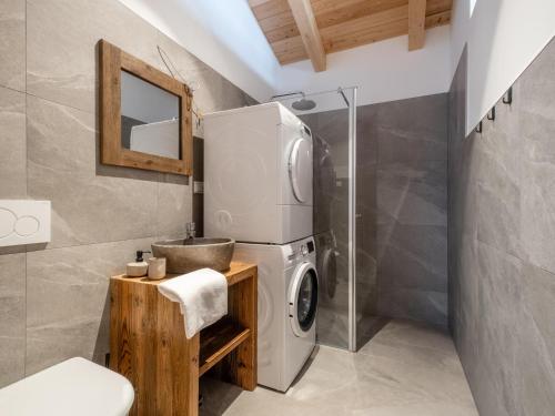 穆劳附近圣洛伦岑Kreischberg The Exclusive Eight的浴室配有洗衣机、烘干机和水槽