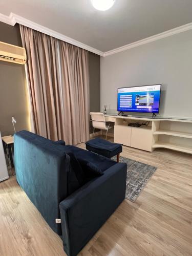 圣保罗HOTEL PERDIZES - FLAT Executivo - 1204的带沙发和平面电视的客厅