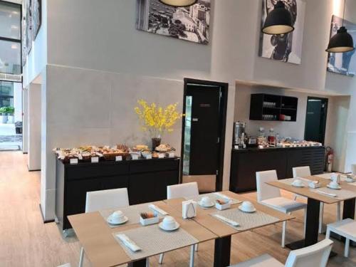 萨尔瓦多Apartamento Mondial Salvador的一间带桌椅和食品柜台的餐厅