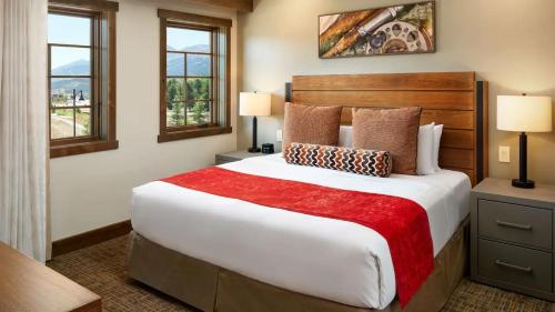 布雷肯里奇Exquisite Upscale Oasis · Ski Resort的一间卧室设有一张大床和两个窗户。