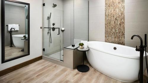 布雷肯里奇Exquisite Upscale Oasis · Ski Resort的一间带大型白色浴缸和淋浴的浴室