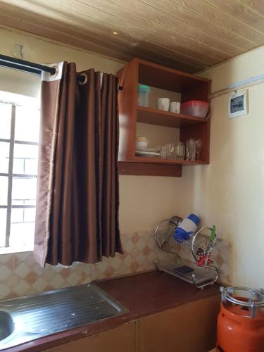 马查科斯Hakuna matata Airbnb的一个带水槽的厨房和一个窗户