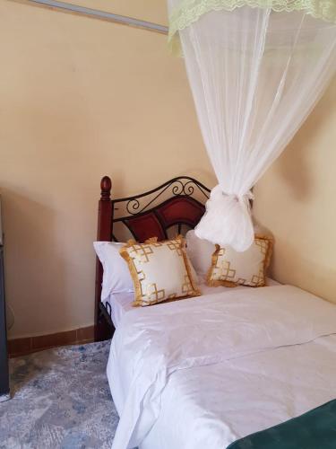 马查科斯Hakuna matata Airbnb的一间卧室配有一张带天蓬的白色床