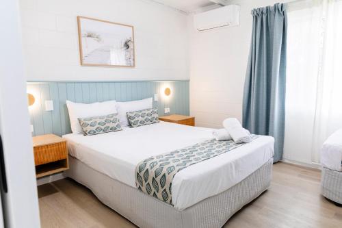 鲍恩棕榈景致度假公寓酒店的卧室设有一张白色大床和一扇窗户。