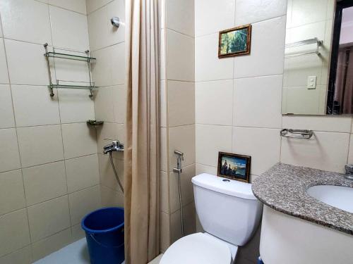 碧瑶Kaias Transient & Condotels - 539 Albergo的浴室配有卫生间、盥洗盆和淋浴。