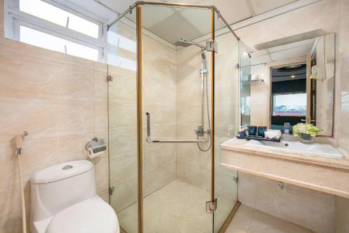 河内Hai Mươi Hotel & Apartment的带淋浴、卫生间和盥洗盆的浴室