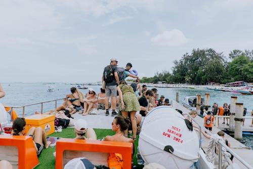 八丹拜Gili Ferries Ganggari Speedboat的一群人坐在船上