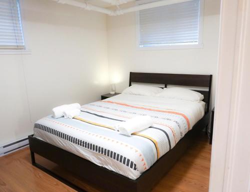 蒙特利尔Free Parking - Great 1BR near Henri Bourassa Metro的白色卧室配有一张带白色枕头的大床