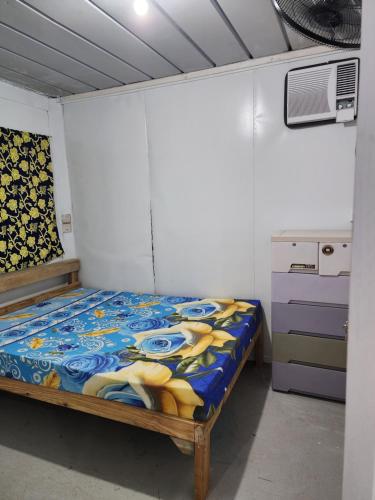 YangorGoodWorks Accommodation的卧室配有一张床