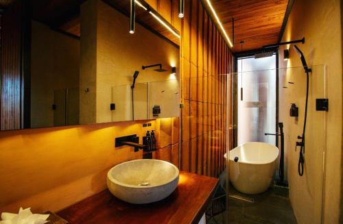 圣米格尔-德阿连德El Recinto Luxury Hotel的一间带大碗水槽和镜子的浴室